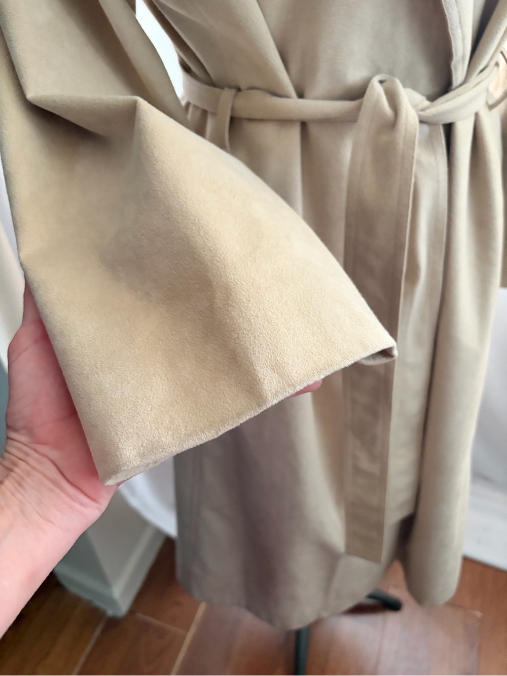 Vintage 1970s tan open-front faux suede belted trench coat w/faux suede brooch - Picture 4 of 10